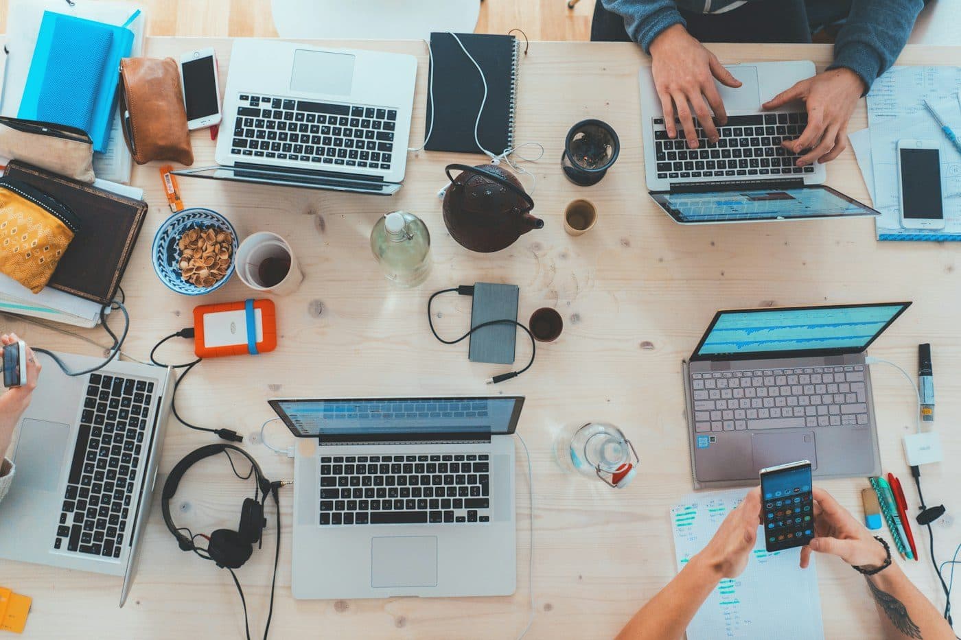 Meja kerja tim dengan beberapa laptop